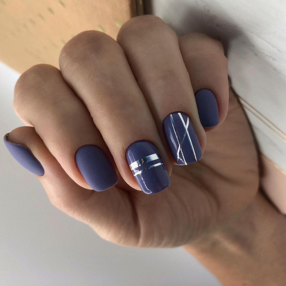 Синий маникюр с полосками