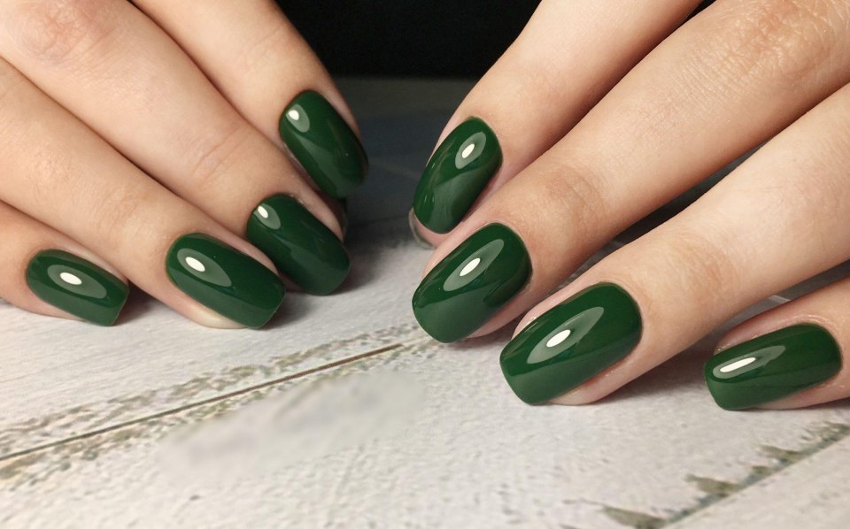 Маникюр на короткие ногти изумрудного цвета