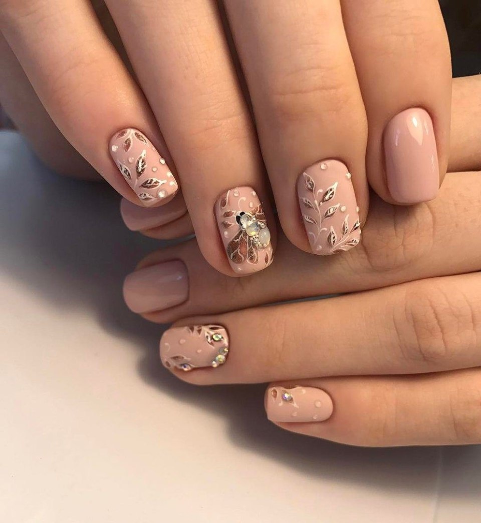 Маникюр нюд на короткие ногти 2020