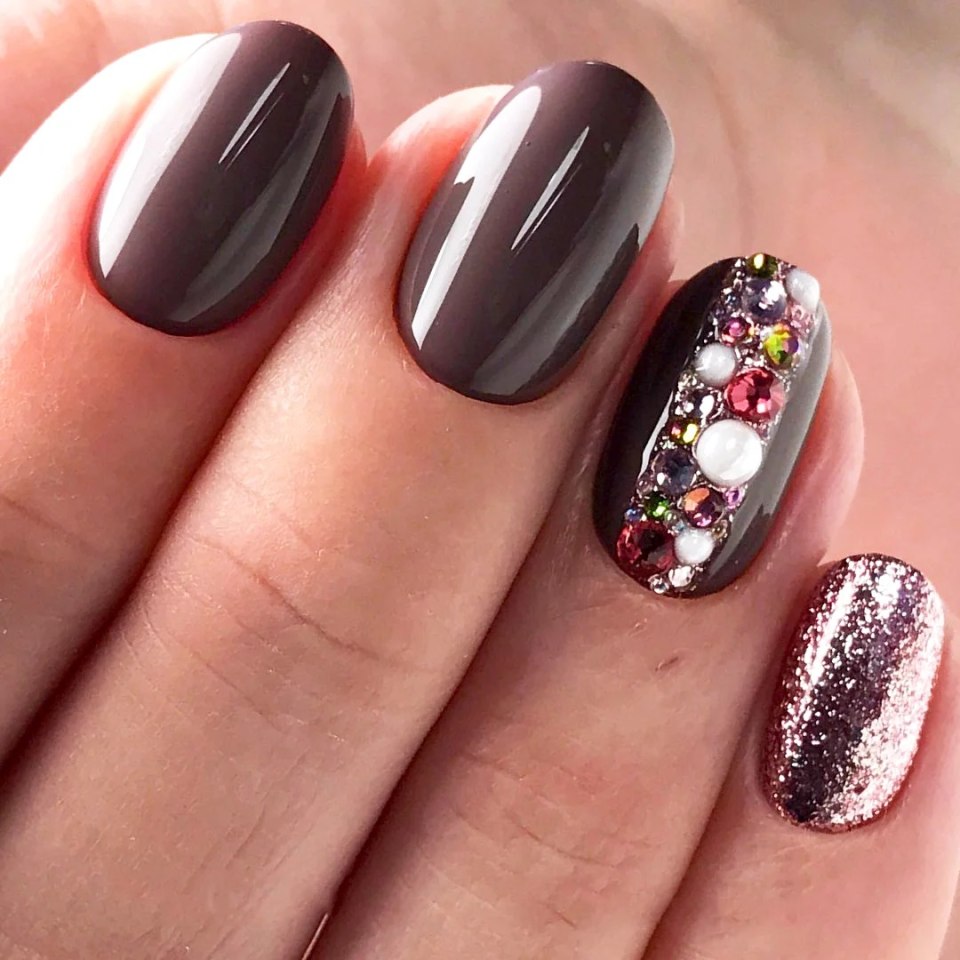 Маникюр со стразами