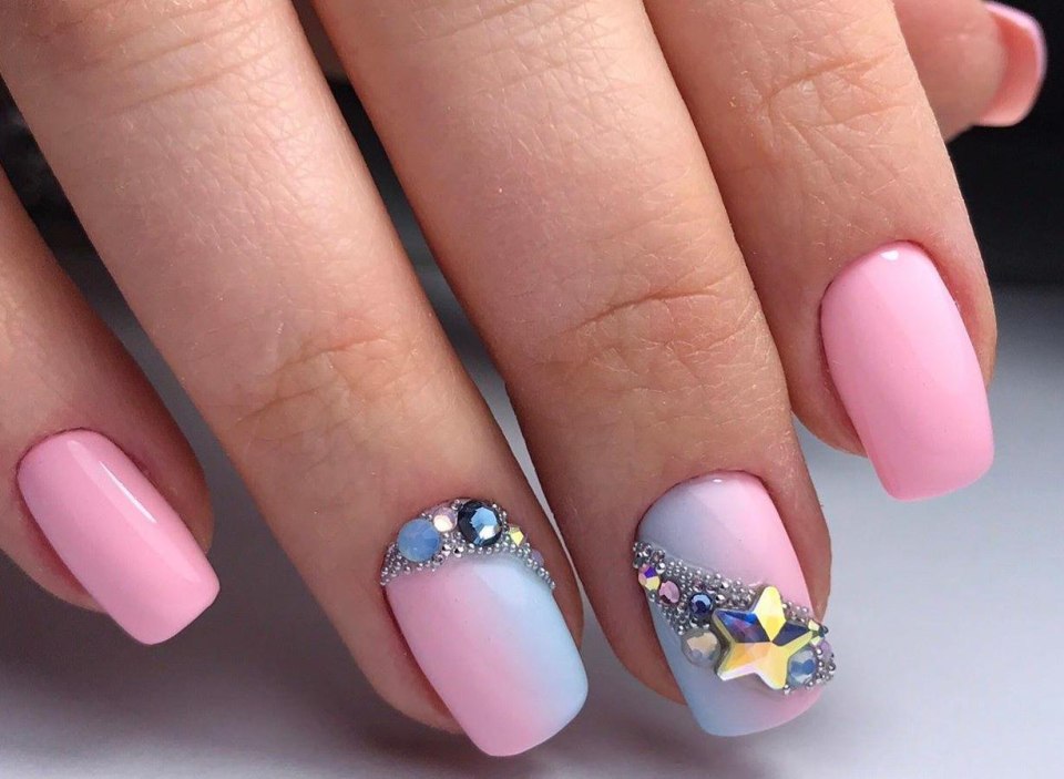 Яркий маникюр со стразами