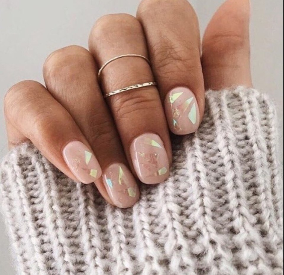 Светлый нюдовый маникюр на короткие ногти