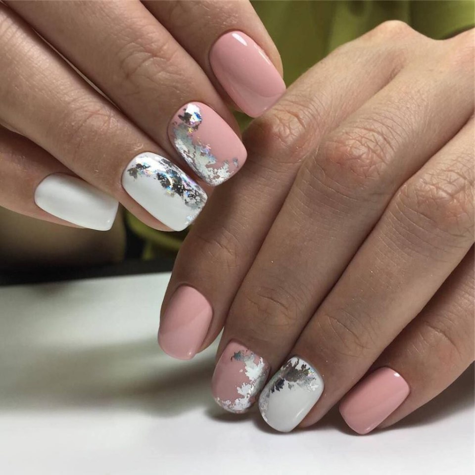 Нежный маникюр с фольгой