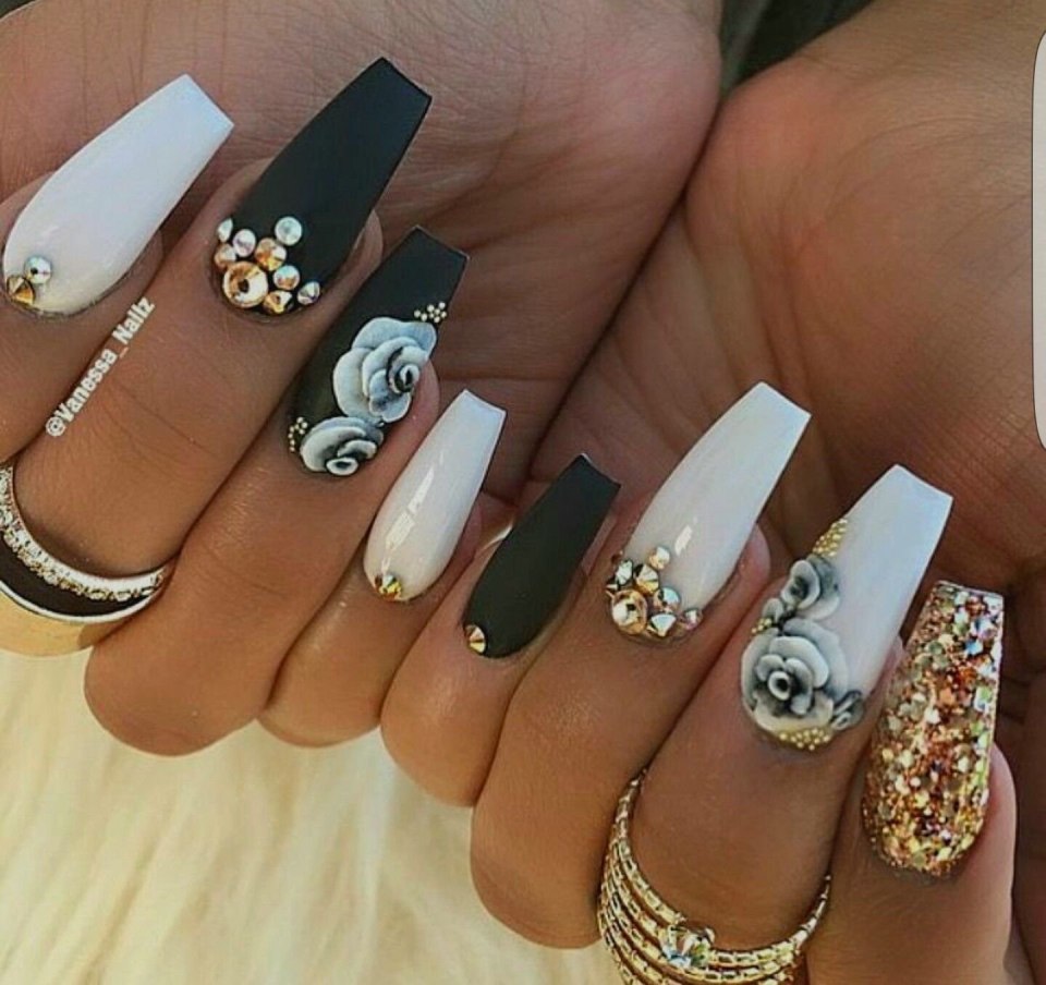 Маникюр белый с золотом со стразами