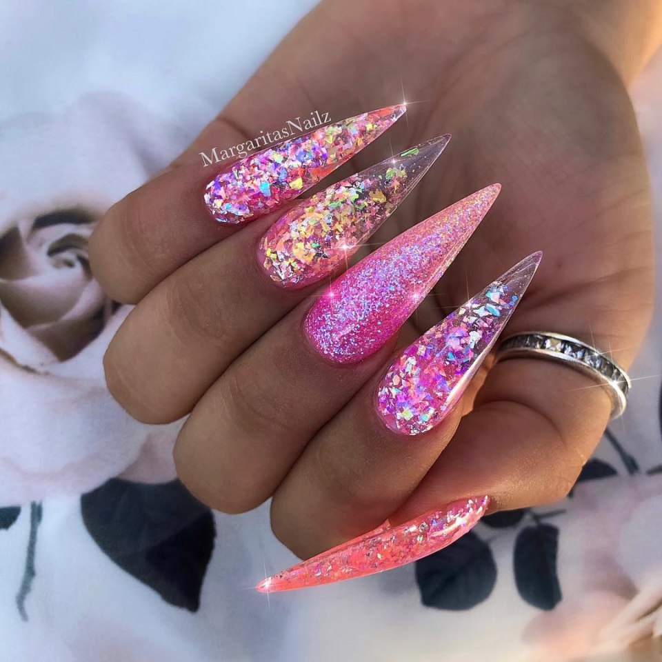 Яркий маникюр на длинные острые ногти