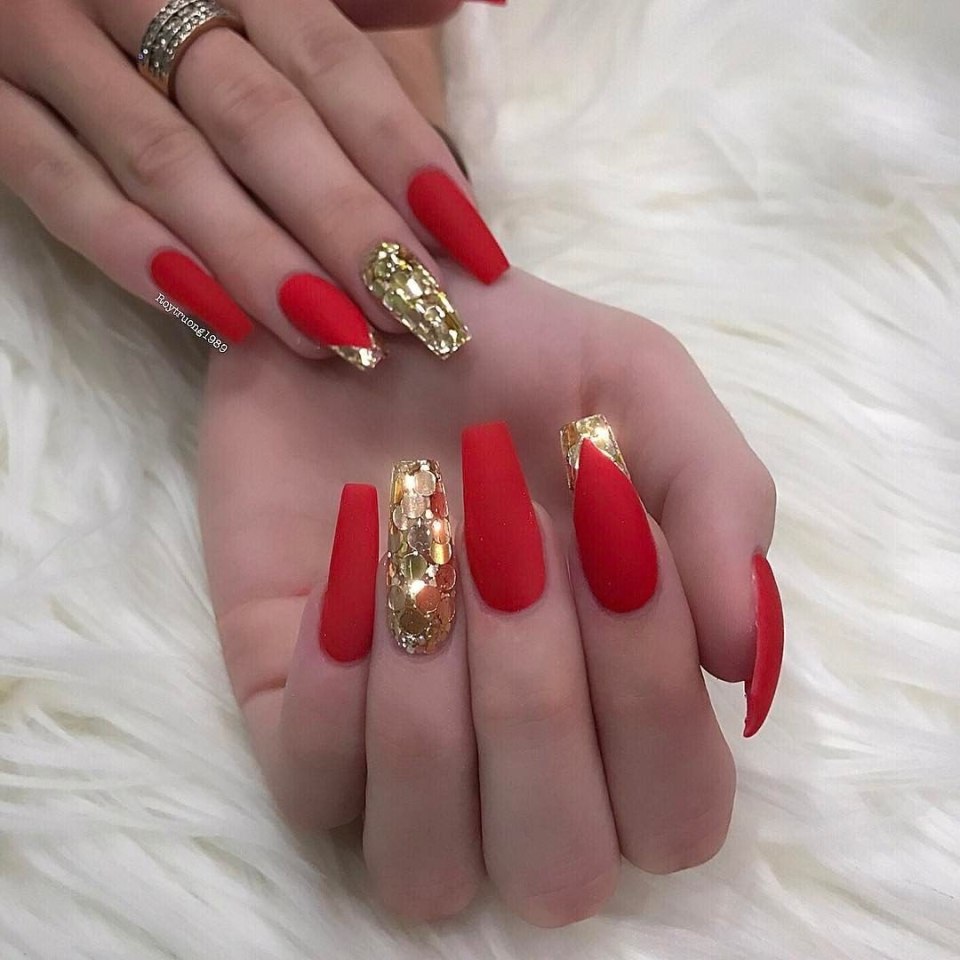 Красно золотые ногти