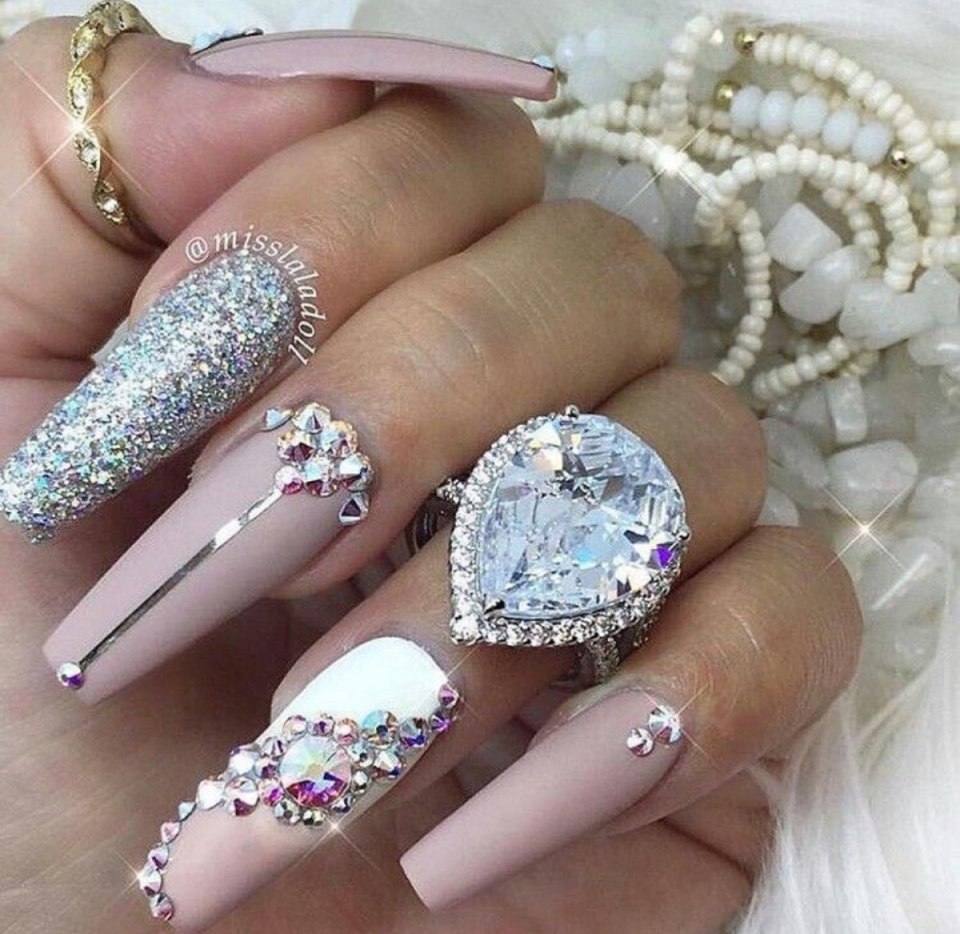 Маникюр с камнями и стразами