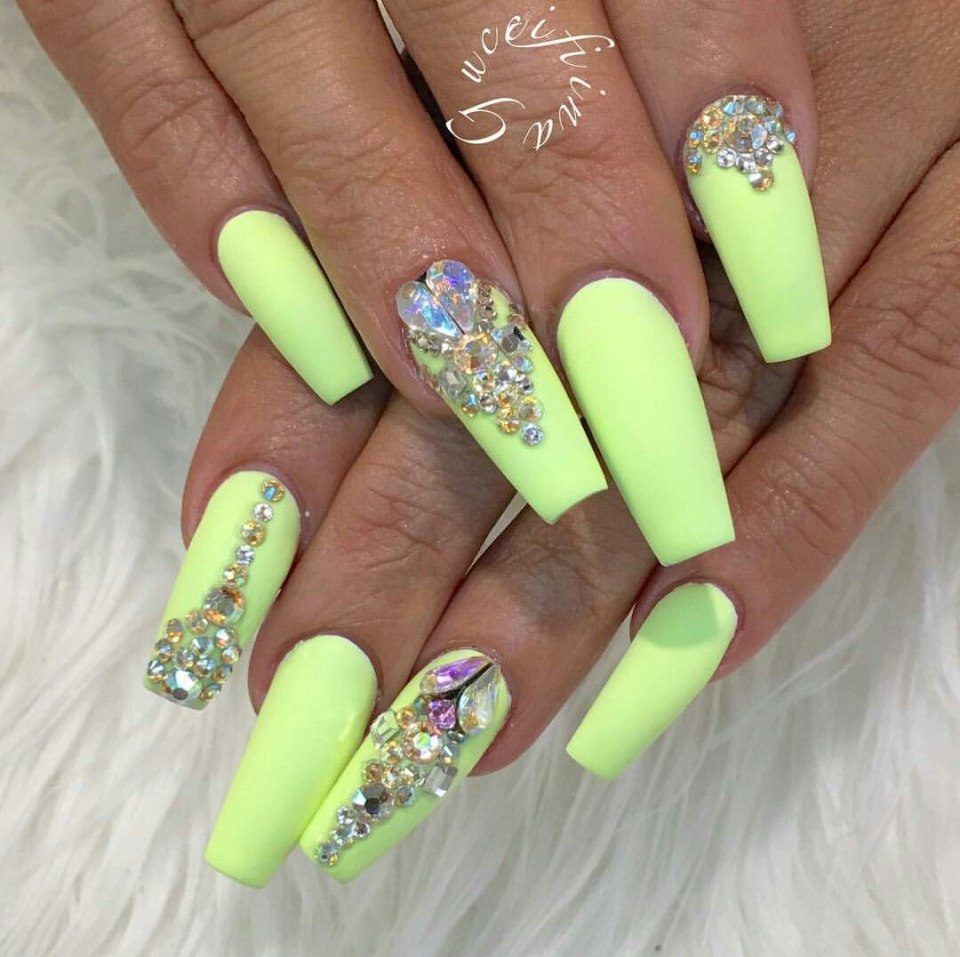 Летние ногти со стразами