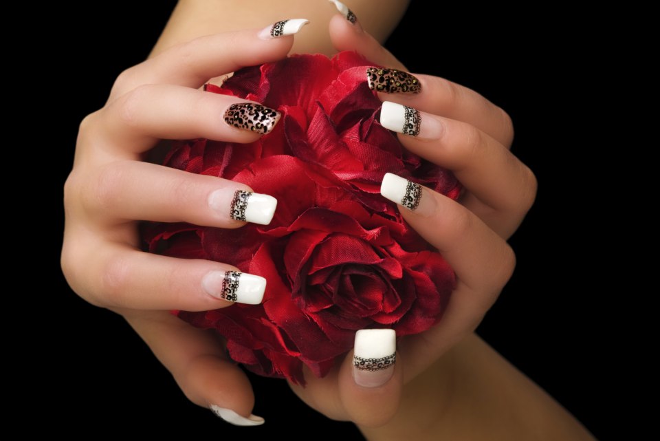 Богатые красные ногти