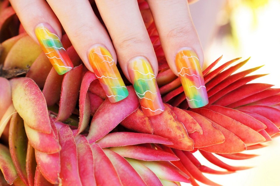 Наращивание ногтей яркие