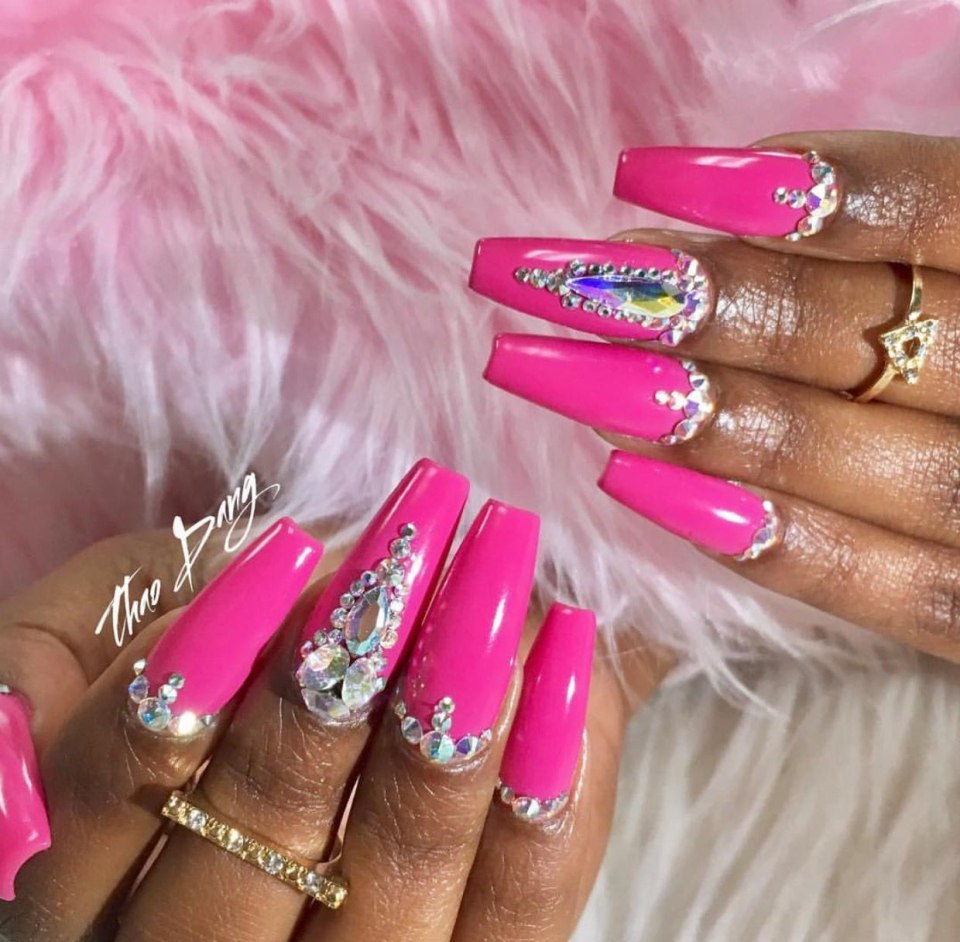 Наращивание ногтей ярко розовый