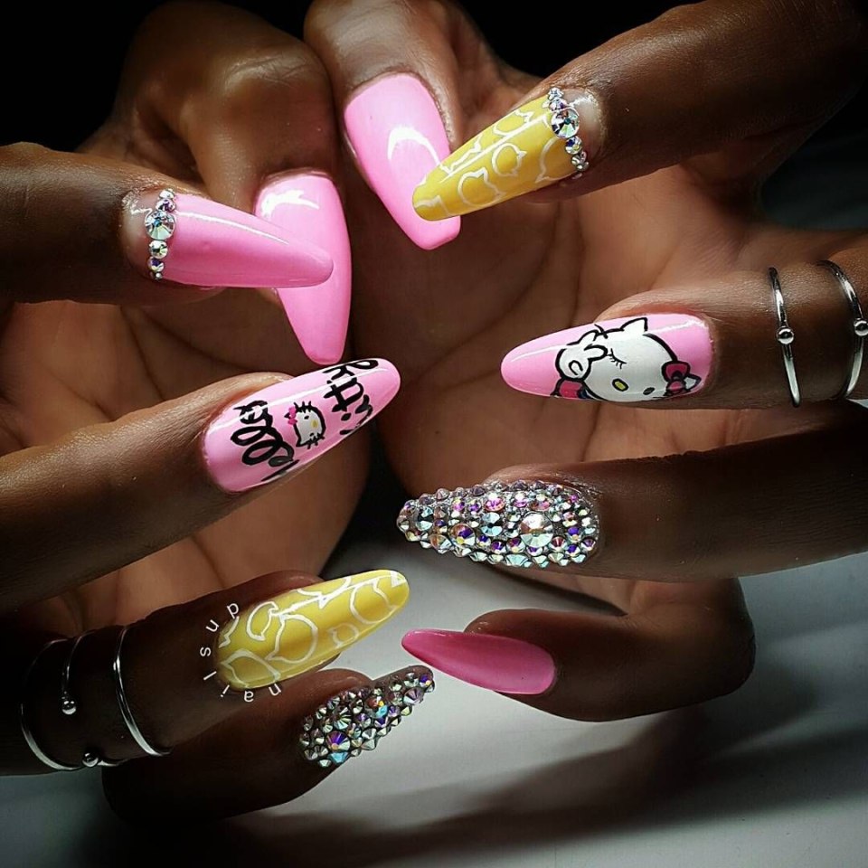 Ногти с Хеллоу Китти миндаль