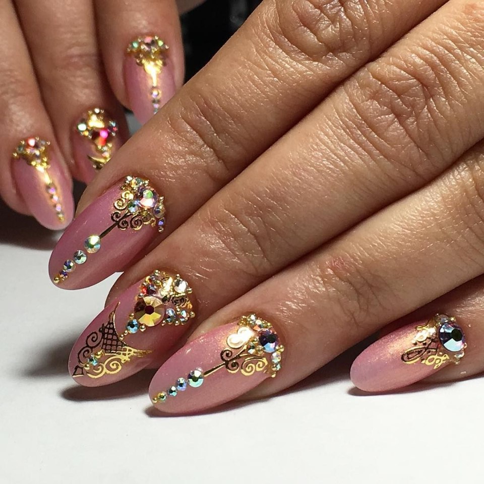 Маникюр с золотом и стразами