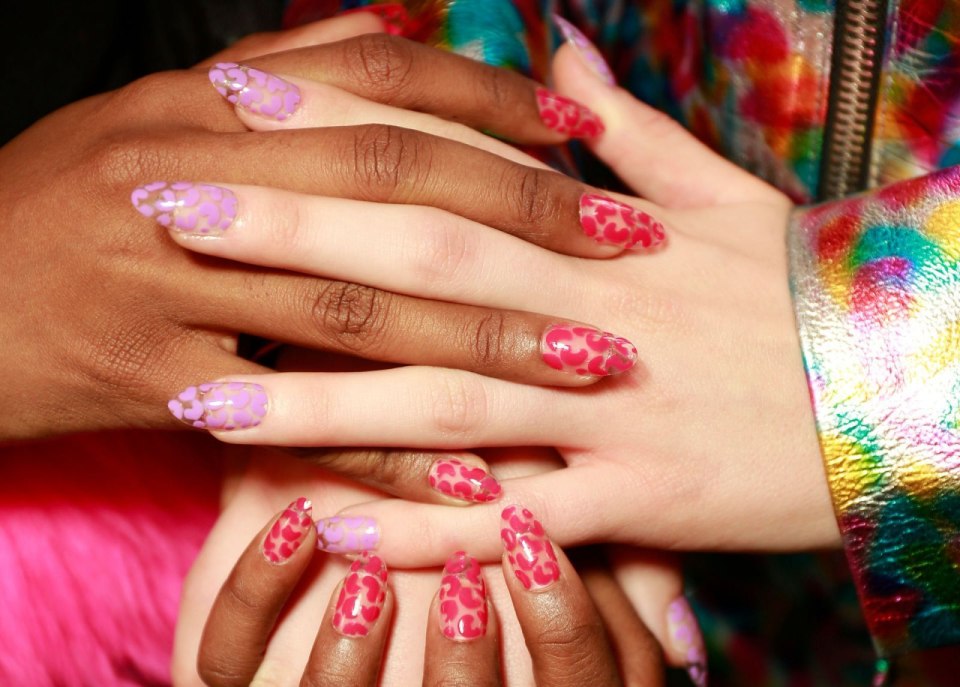 Руки с ярким маникюром