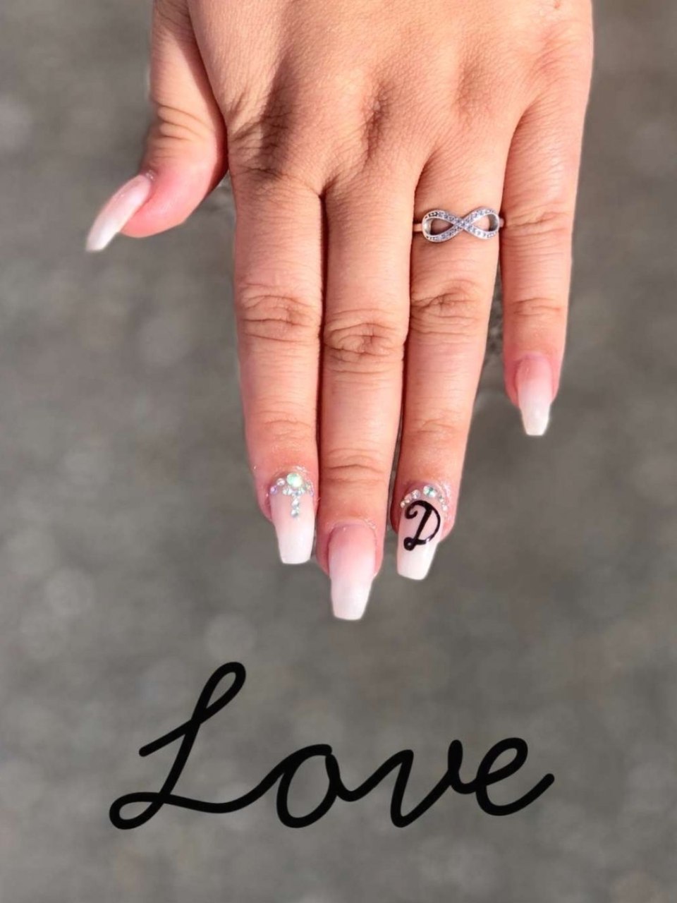 Маникюр с надписью Love