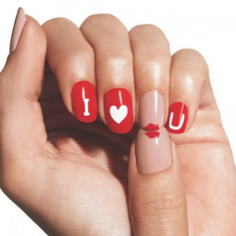 Красивый маникюр с надписью Love