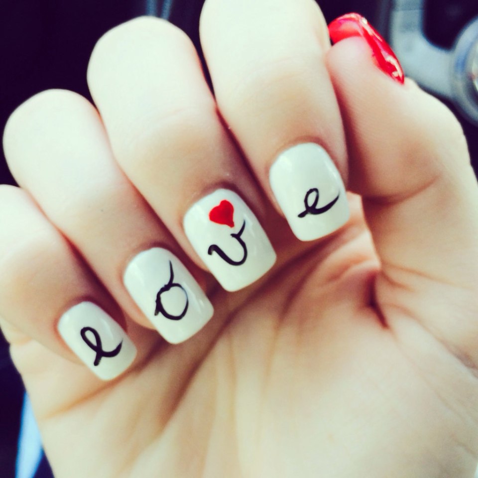 Маникюр надпись на ногтях Love