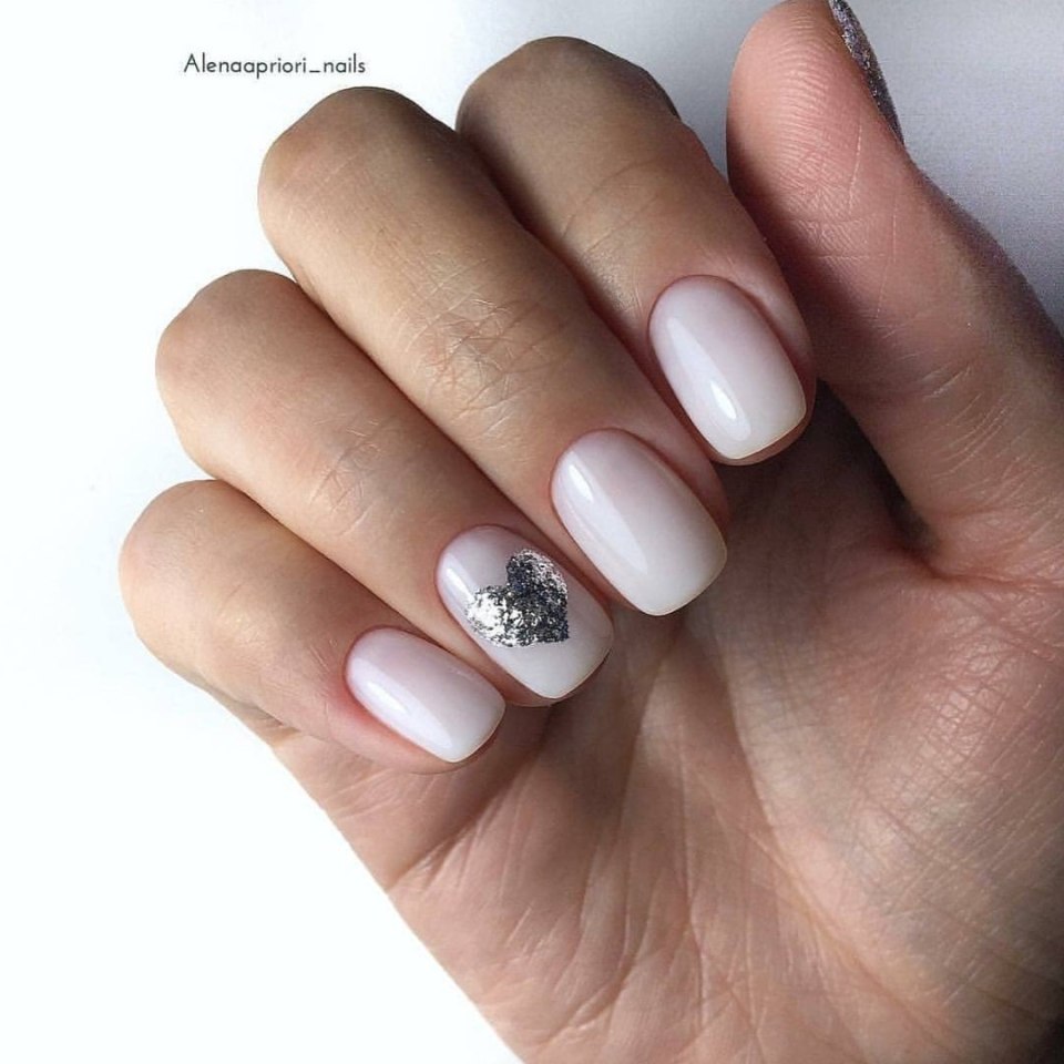 Короткие молочные ногти