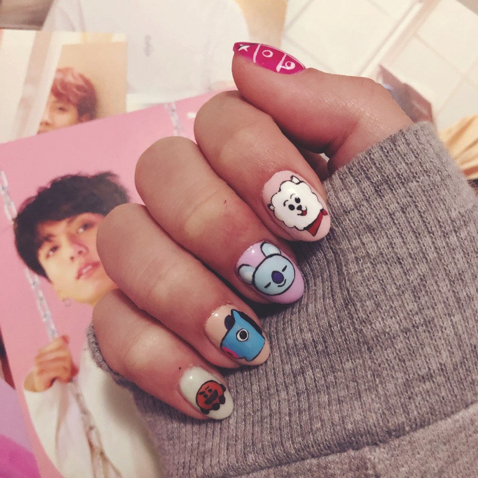 Маникюр с BTS И bt21