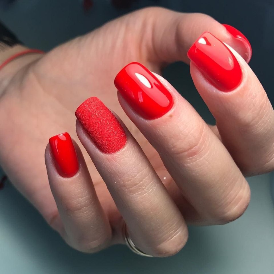 Красный шеллак на короткие ногти