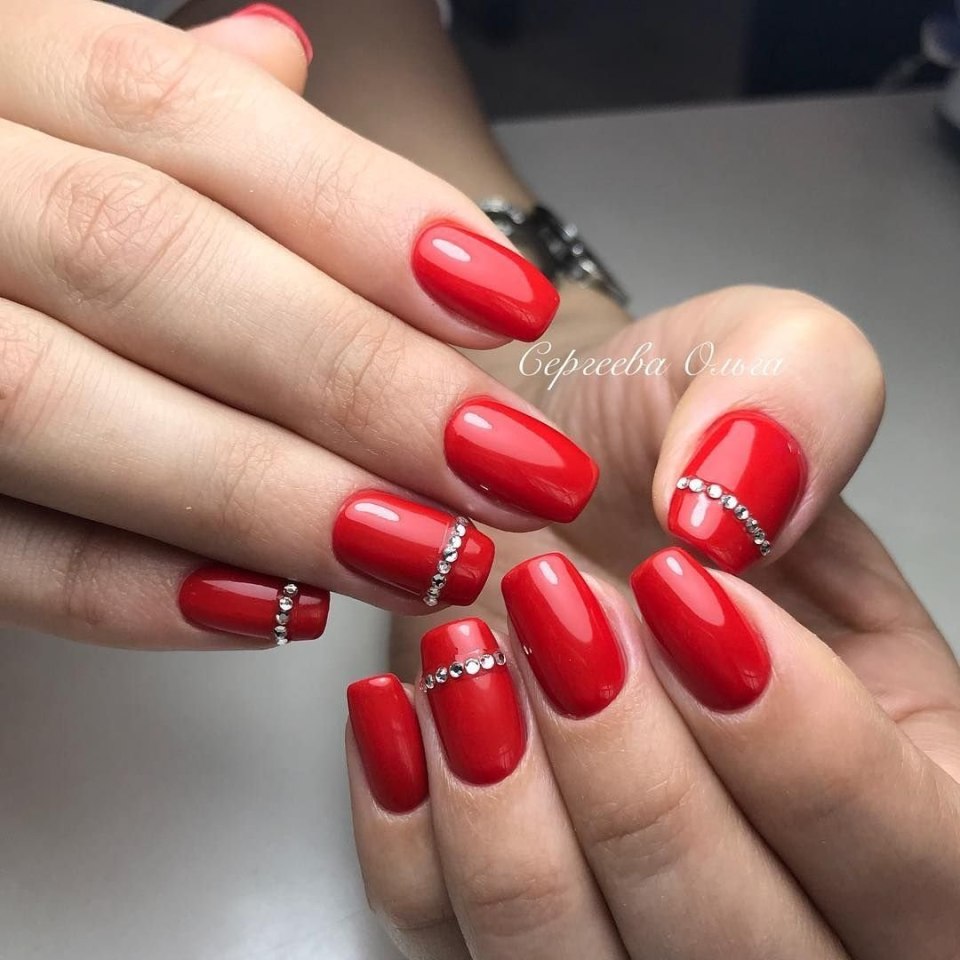 Маникюр на короткие квадратные красный