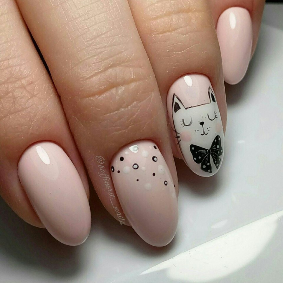 Нежный маникюр с котиками