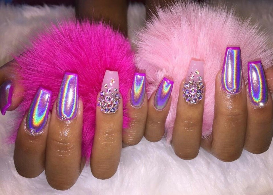 Розовый маникюр с кошкой