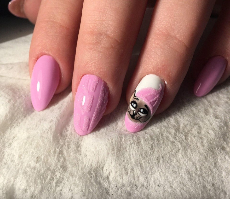 Розовый маникюр с кошечками