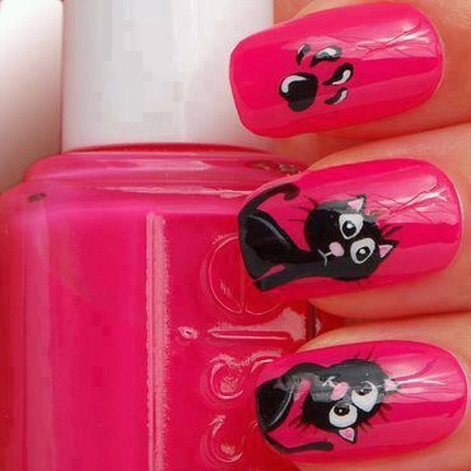 Черно розовый маникюр кошка