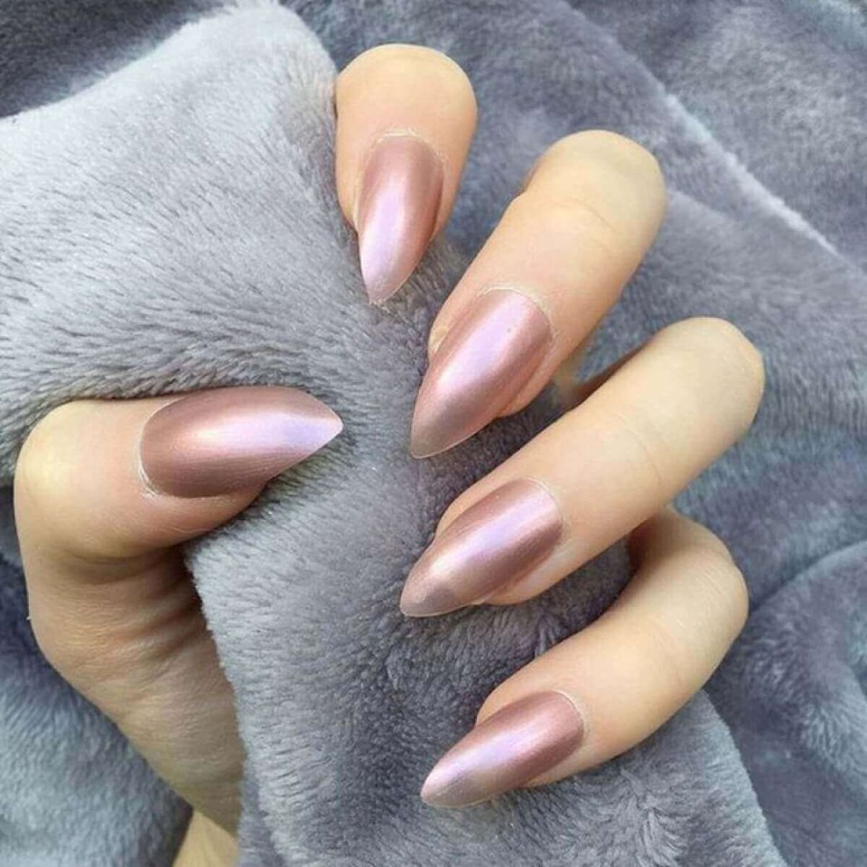 Маникюр розовый кошачий глаз перламутровый