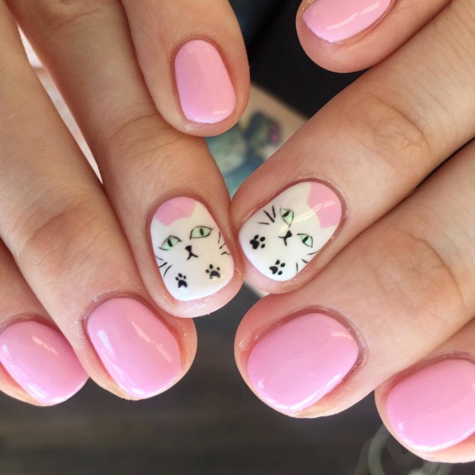 Розовый маникюр с кошечками