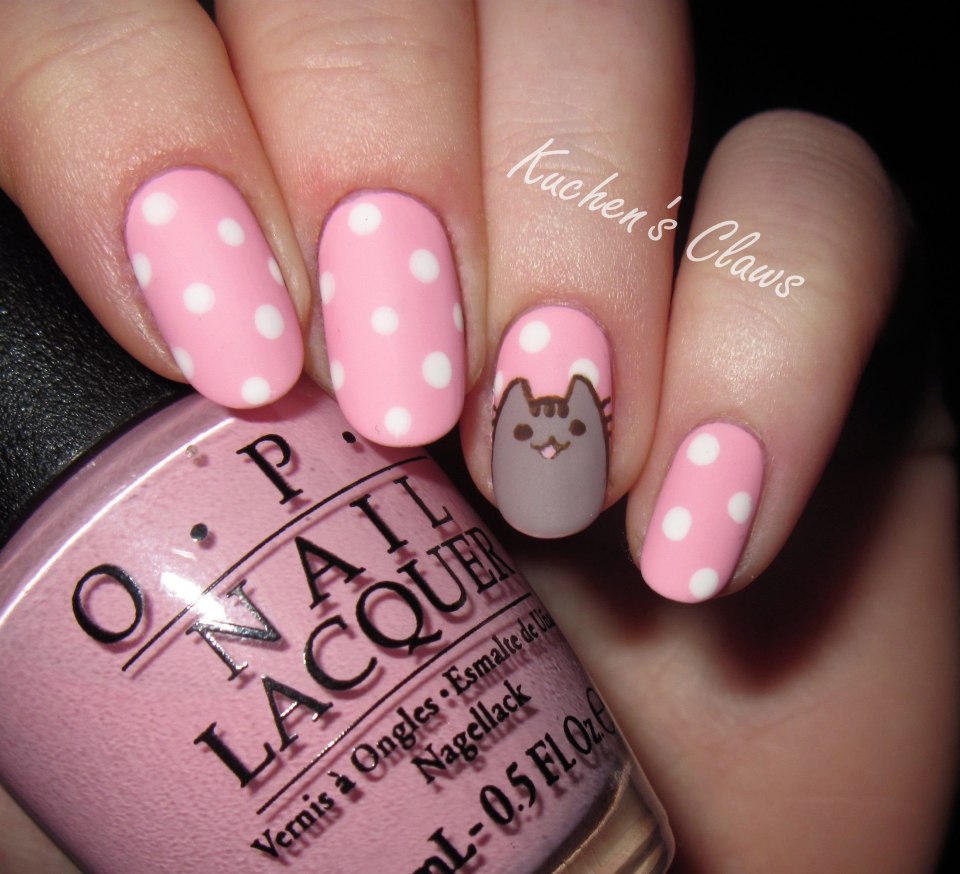 Розовый маникюр с котиком