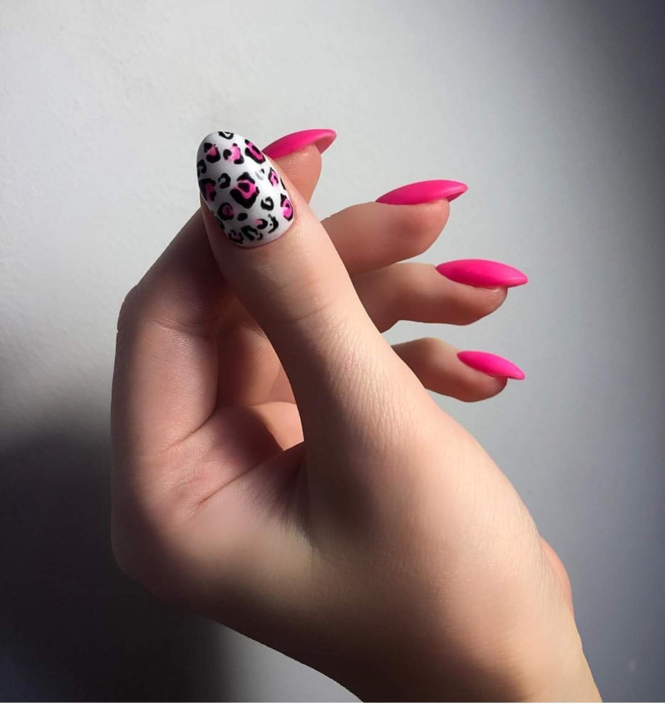 Маникюр розовый леопард