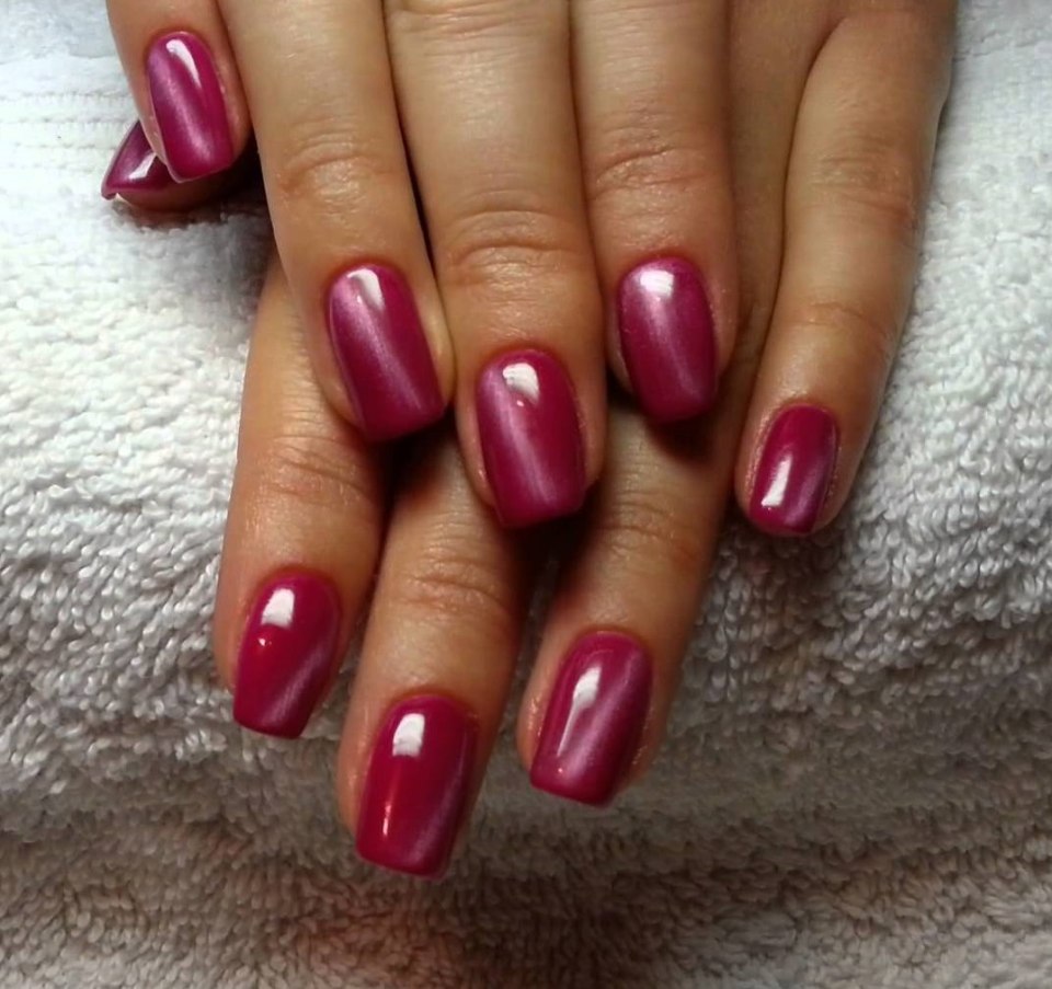 Ногти кошачий глаз красные