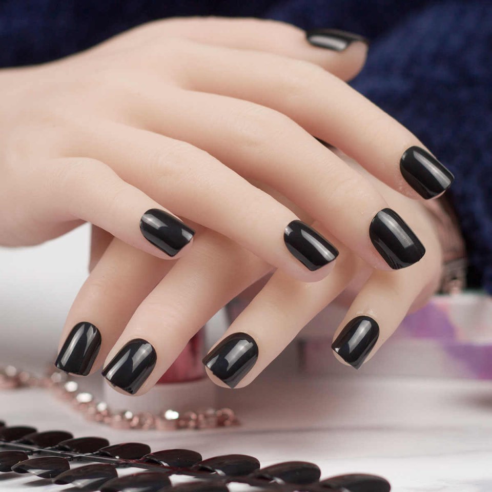 Красный шеллак на короткие ногти