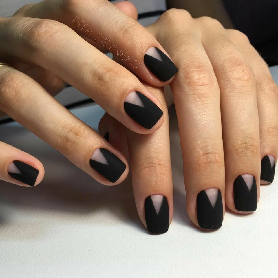 Черный маникюр с лунками