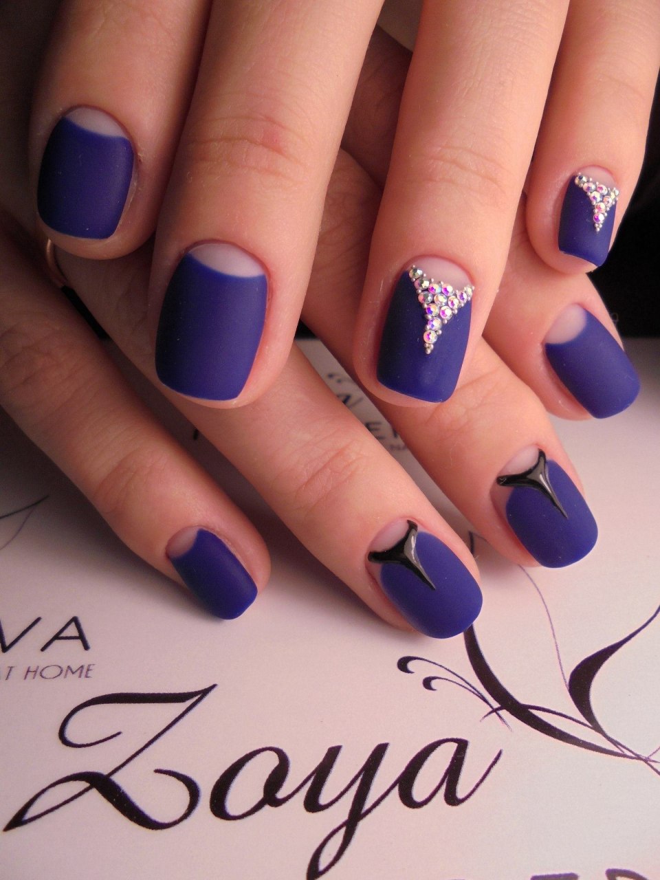 Маникюр кораллового цвета