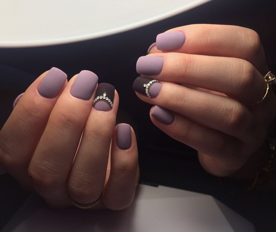 Маникюр розовый на короткие ногти с бабочками