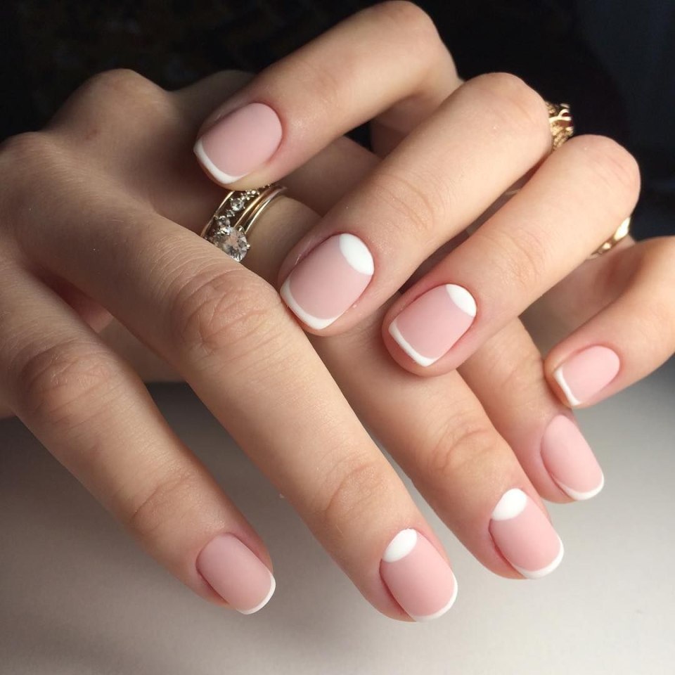 Нюдовый френч на короткие ногти 2021