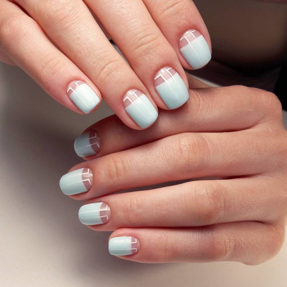 Лунный маникюр голубой