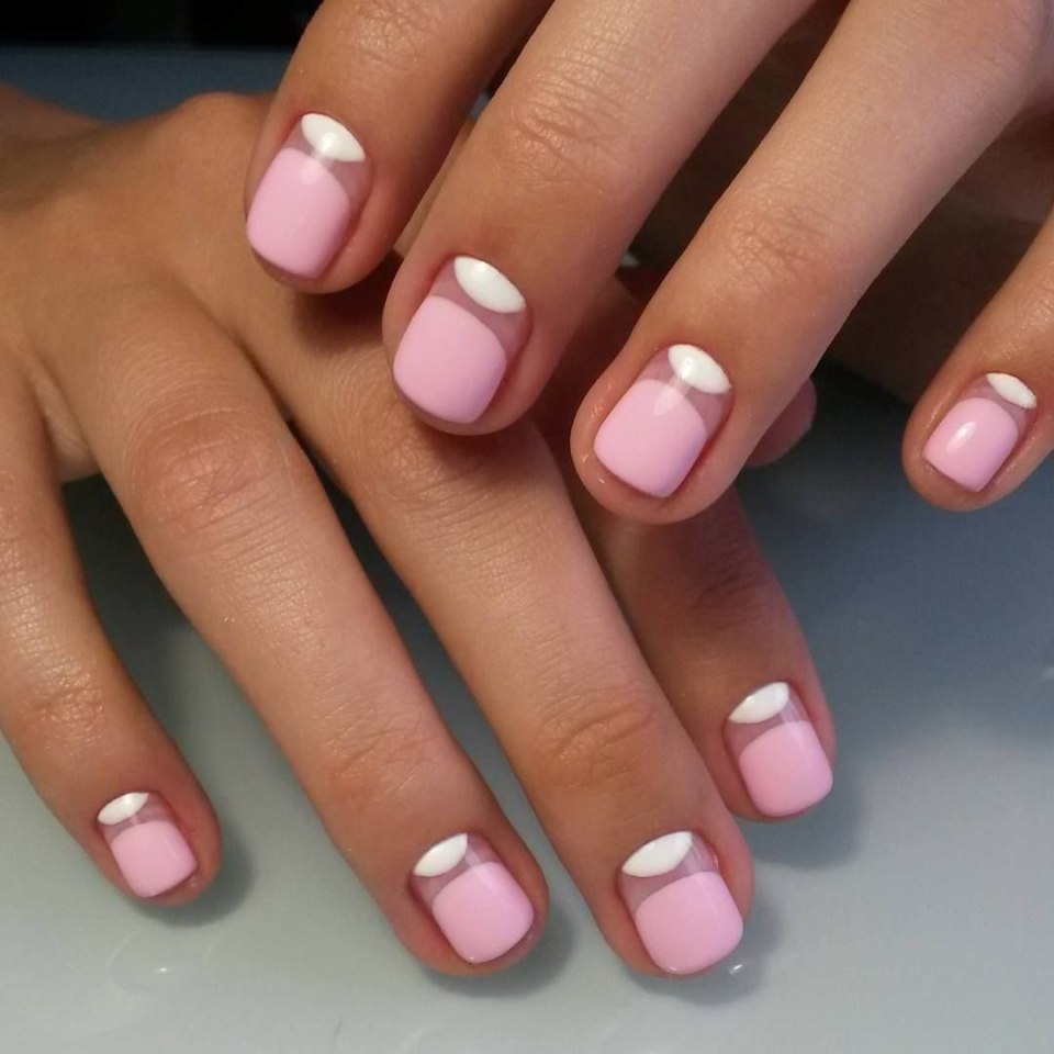 Маникюр с лунками на короткие ногти 2021