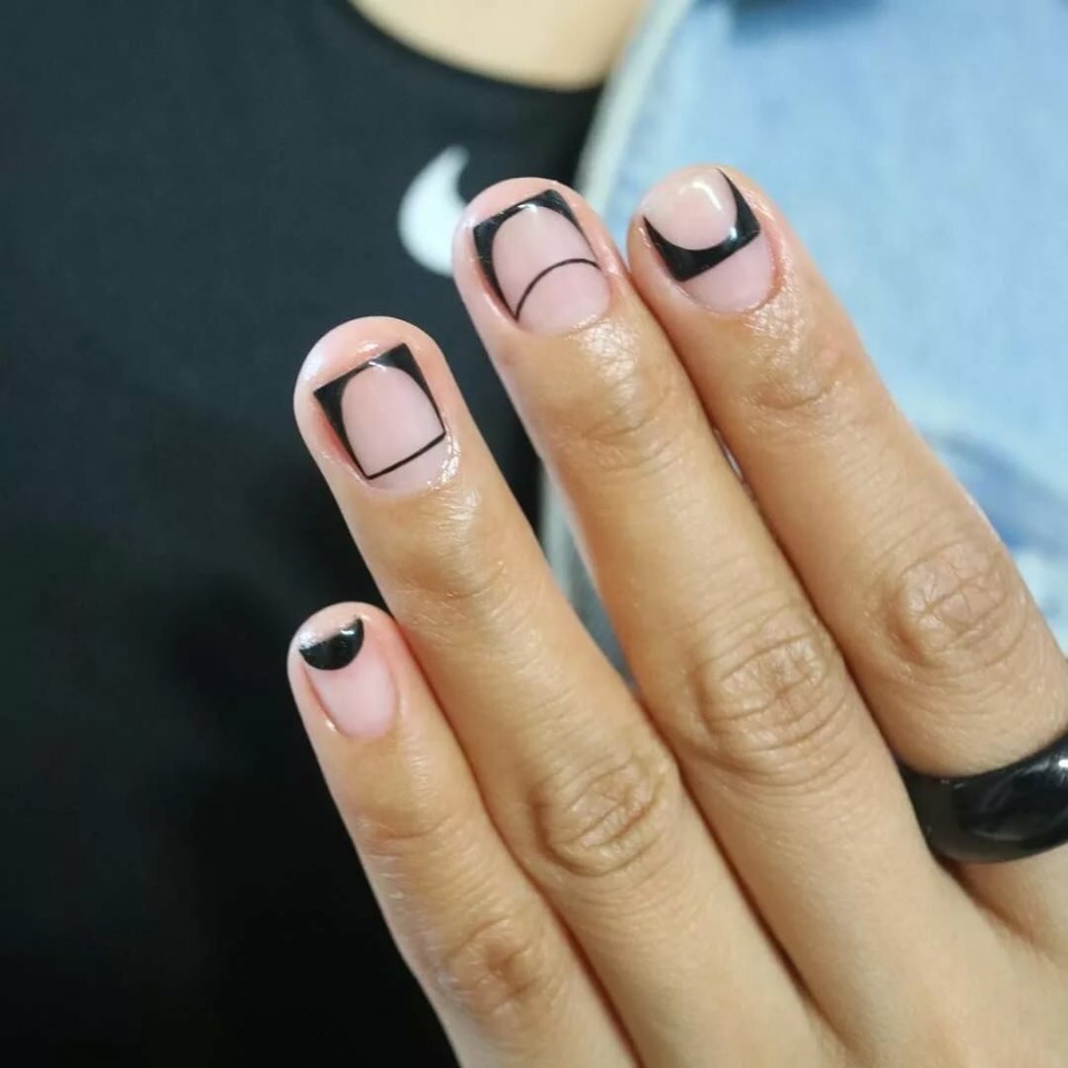 Французский лунный маникюр