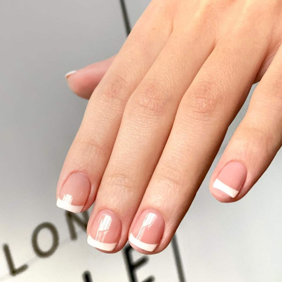 Маникюр с лунками в розовых тонах