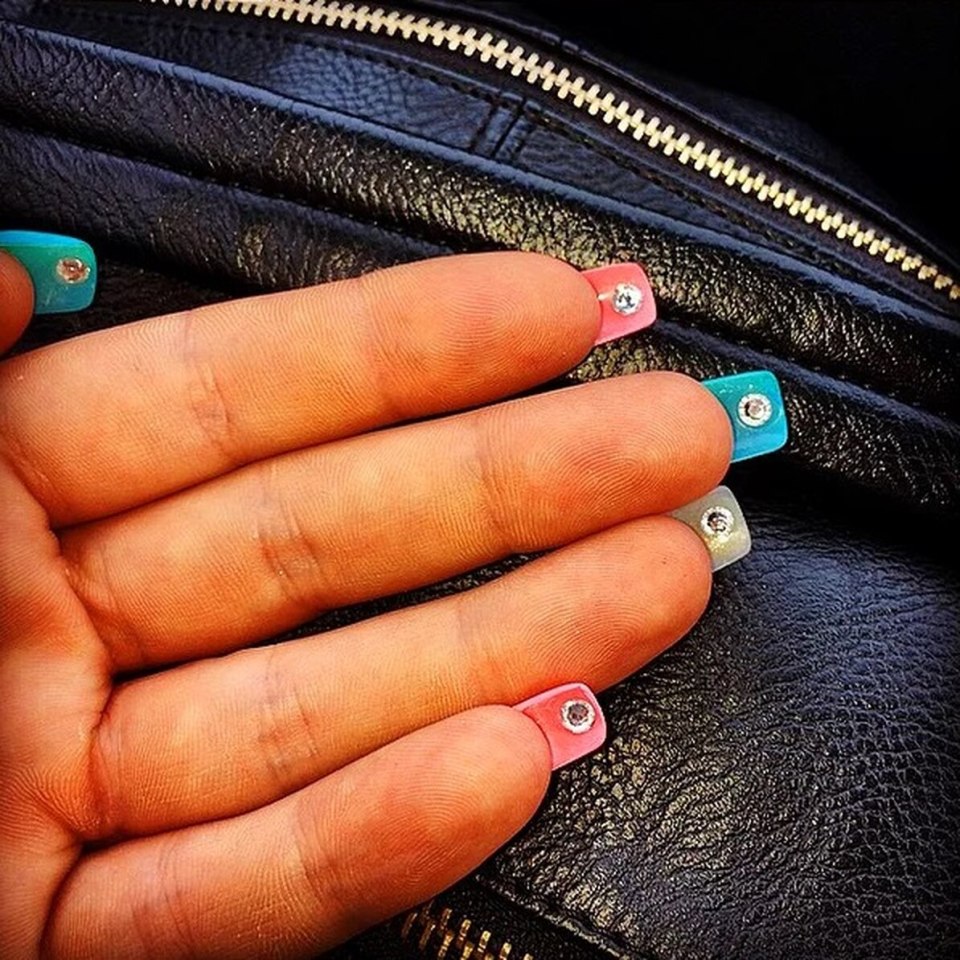 Маникюр с внутренней стороны ногтя