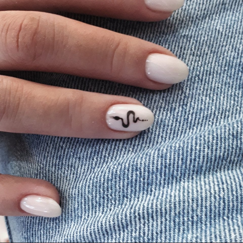 Маникюр в Молочном цвете с рисунком