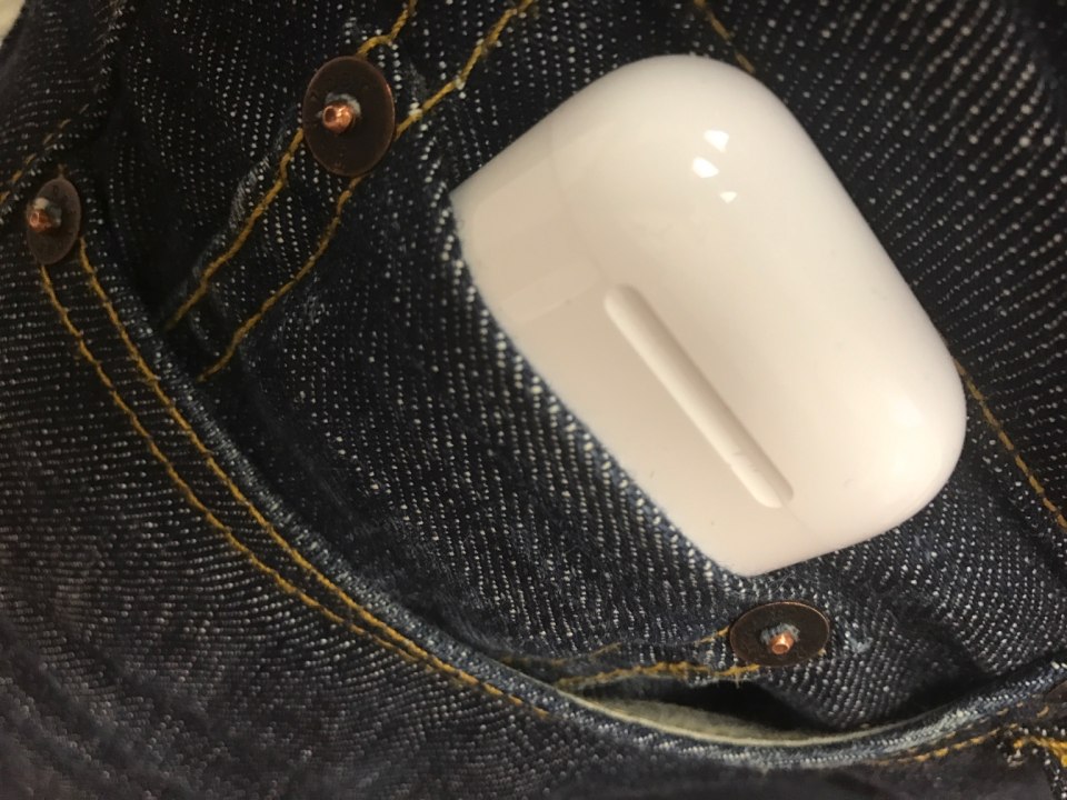 AIRPODS на джинсах