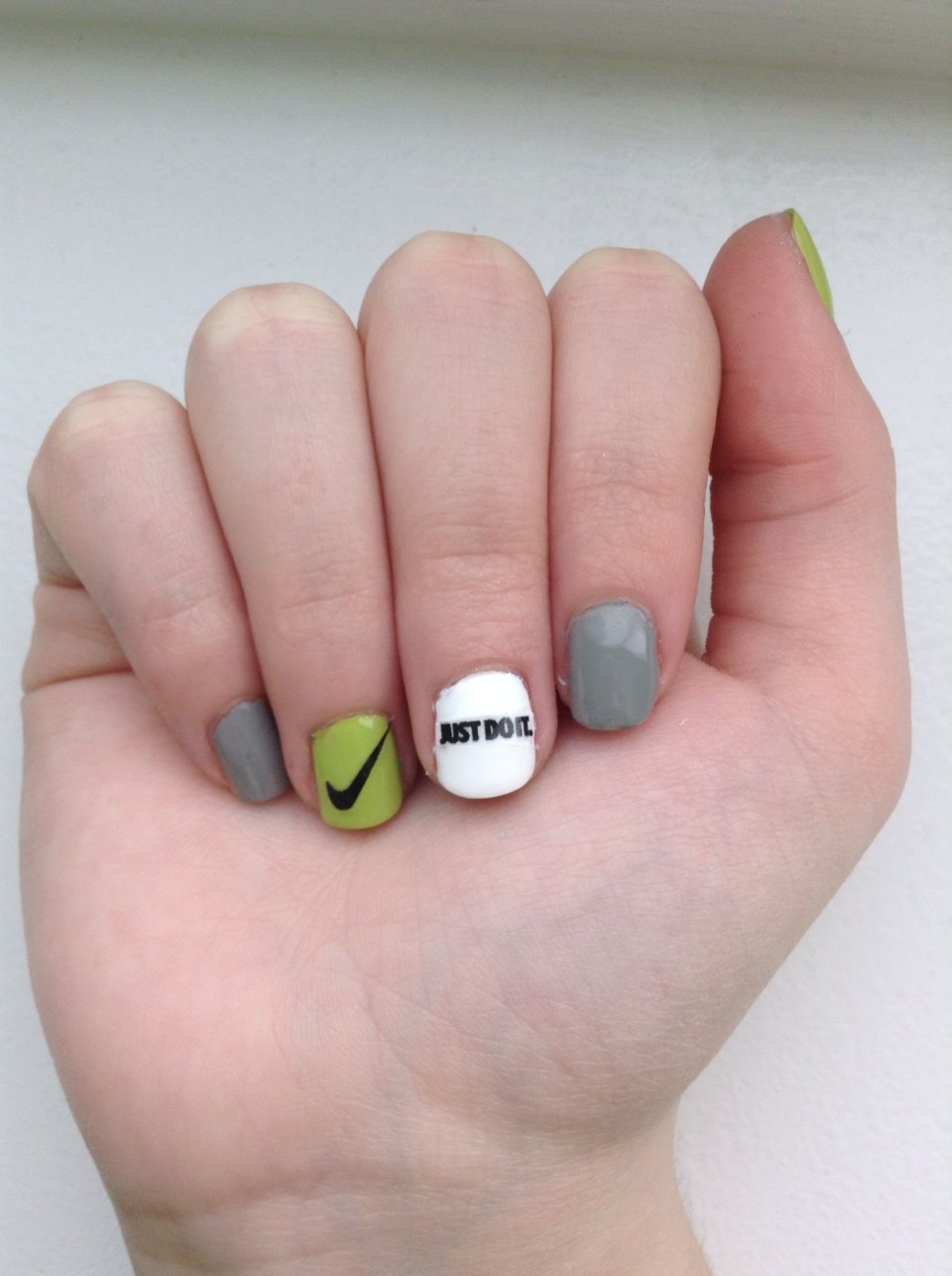 Спортивный маникюр для коротких ногтей