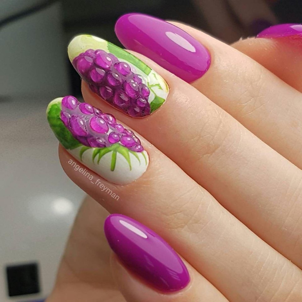Маникюр с виноградом
