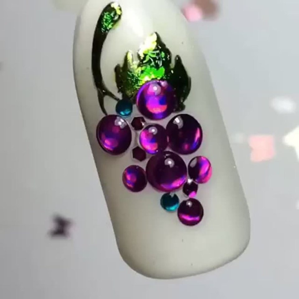 Летний маникюр с виноградом
