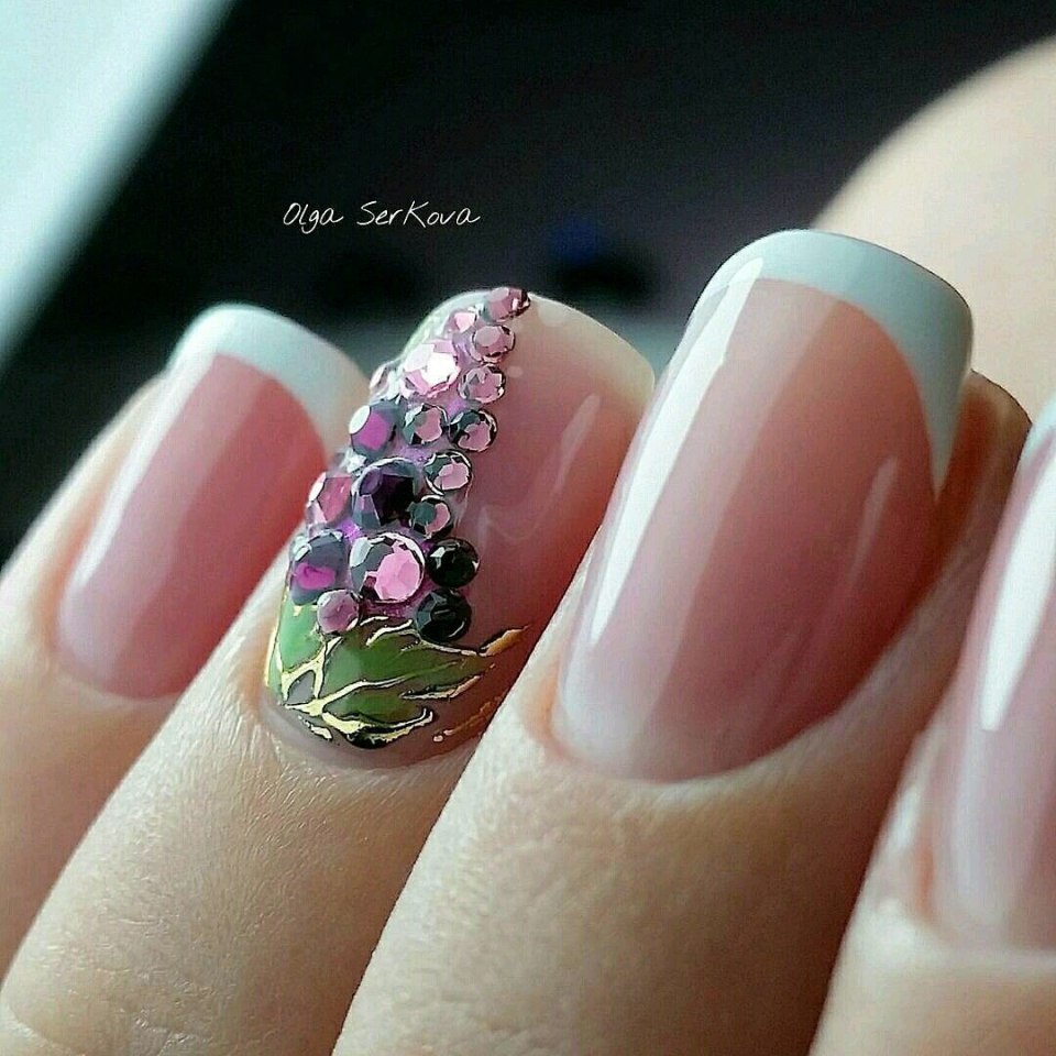 Маникюр стразы виноград